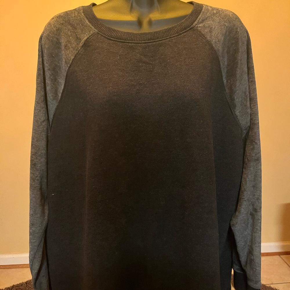American Eagle Outfitters Women's Black and Gray Crewneck Top
